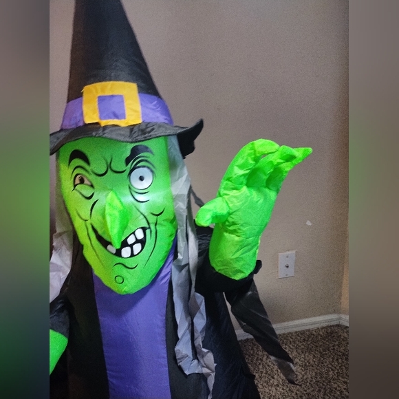 Halloween Witch Holding A Pumpkin Inflatable Spooky 37" - Picture 4 of 16